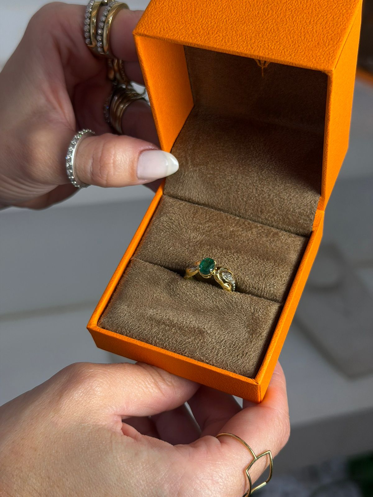 Anel de esmeralda com diamantes no estojo, Anéis