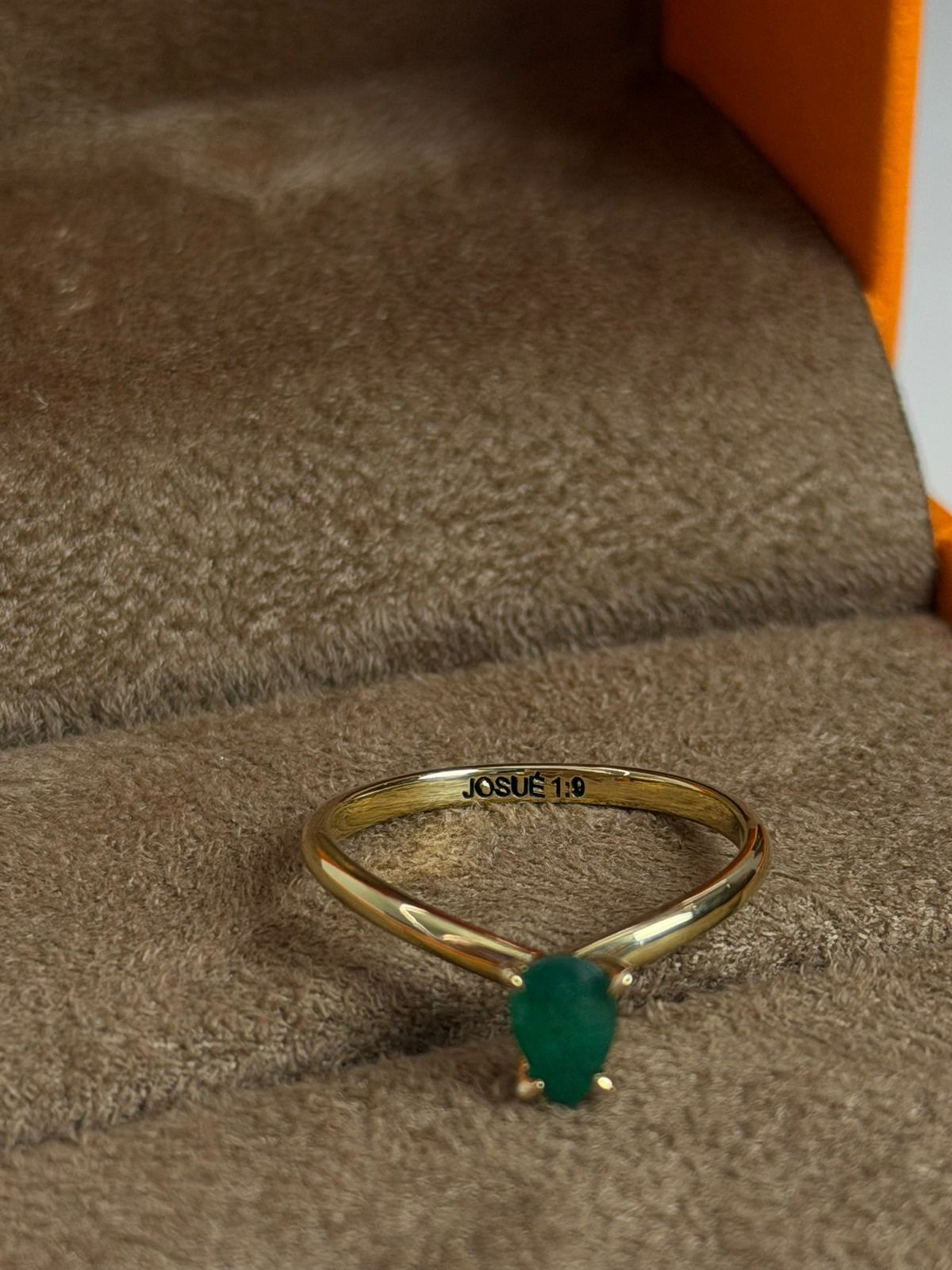 Anel em ouro 18k com esmeralda gota, Anéis