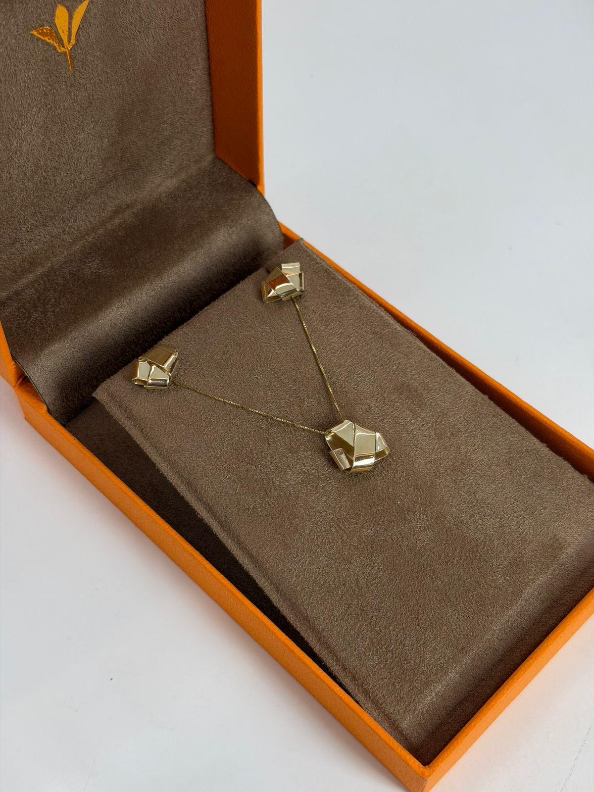 Conjunto de colar e brincos facetados, Conjuntos